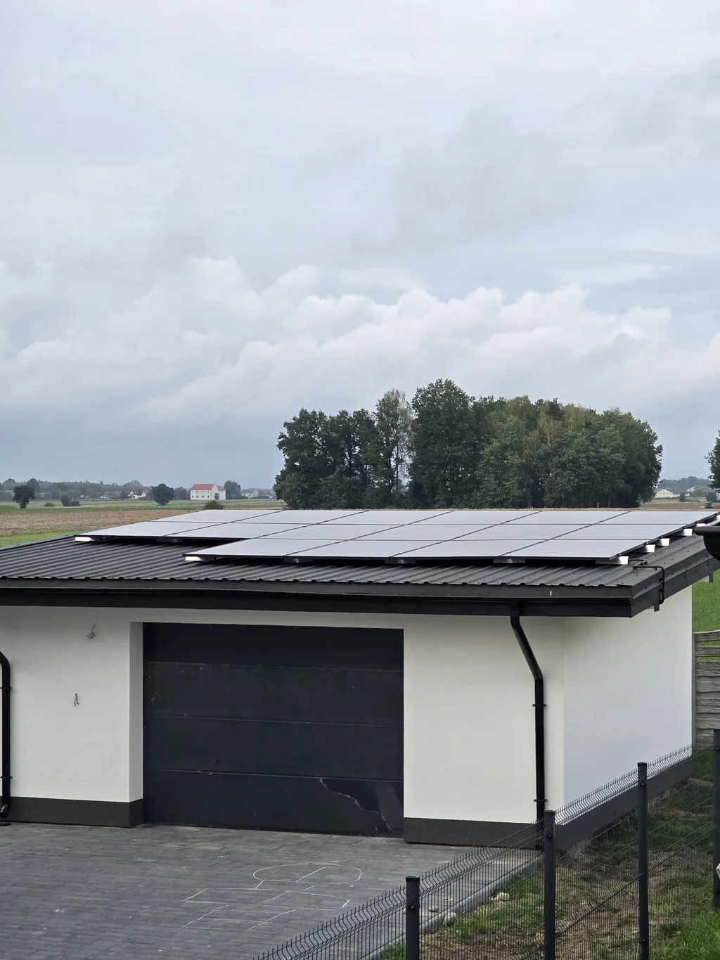 Panele fotowoltaiczne na płaskim dachu garażu