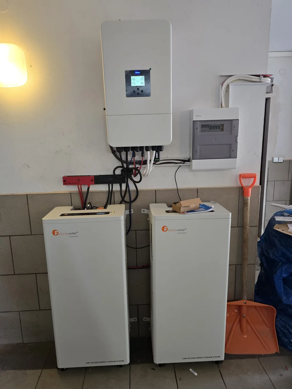 Falownik i dwa wolnostojące magazyny energii w pomieszczeniu gospodarczym