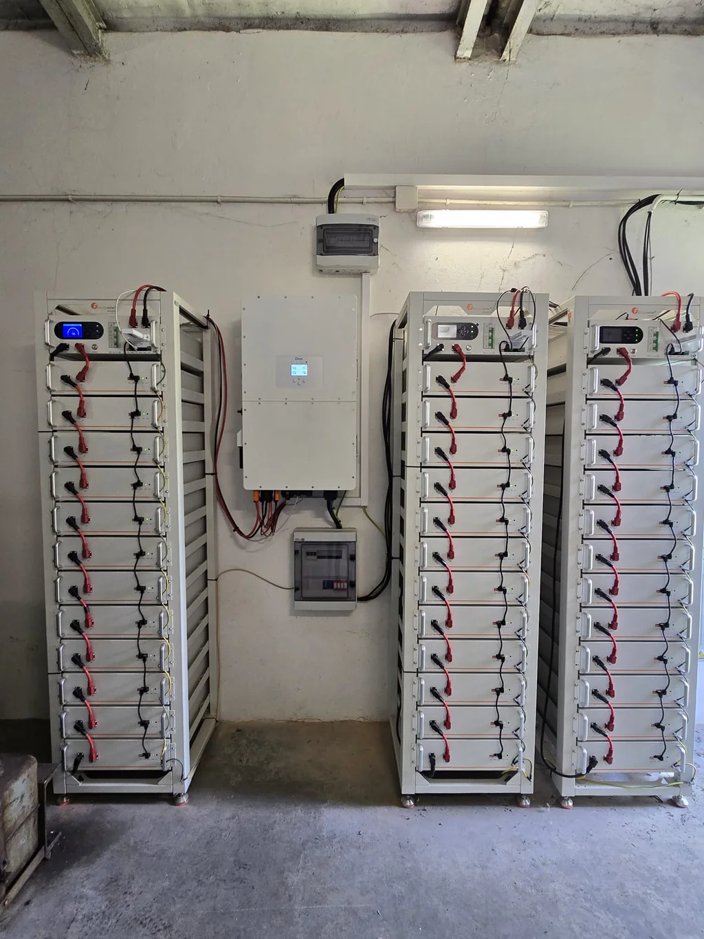 Falownik trójfazowy i trzy szafy magazynów energii w hali